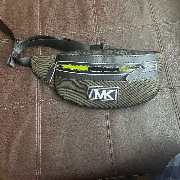 Michael Kors Cooper Belt Bag Olive Green / Black - Picture 1 of 3